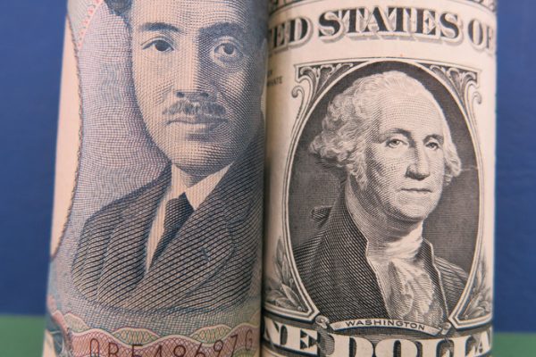 Penurunan Yen Memicu Ancaman Intervensi; Dolar Menguat