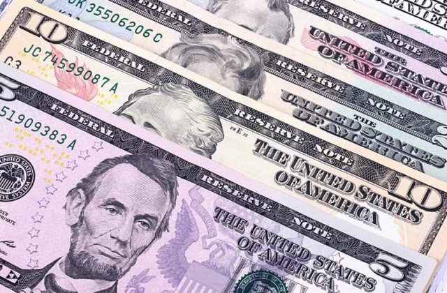 Dolar Bertahan di Dekat Level Terendah Satu Bulan Jelang Pidato Powell