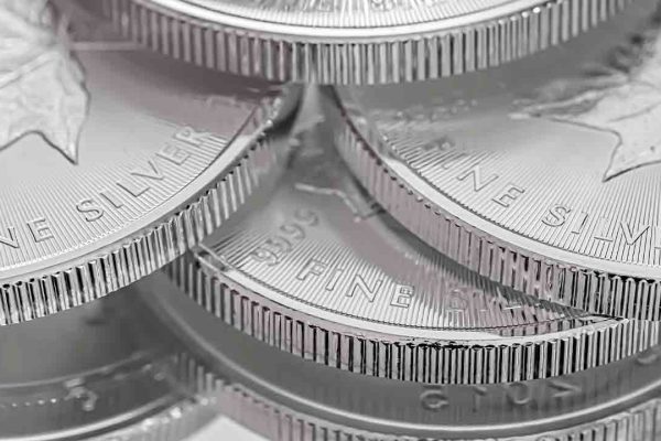 Perak Naik Berada di Sekitar $28 Per Ons