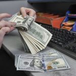 Dolar Stabil Jelang Pidato Powell; Ueda Berusaha Menenangkan Kegelisahan Pasar