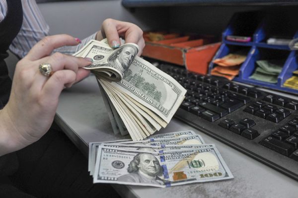 Dolar Stabil Jelang Pidato Powell; Ueda Berusaha Menenangkan Kegelisahan Pasar