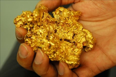 Emas Bertahan Didekat Rekor Tertinggi Setelah Powell Menegaskan Pemangkasan Suku Bunga Bulan Depan