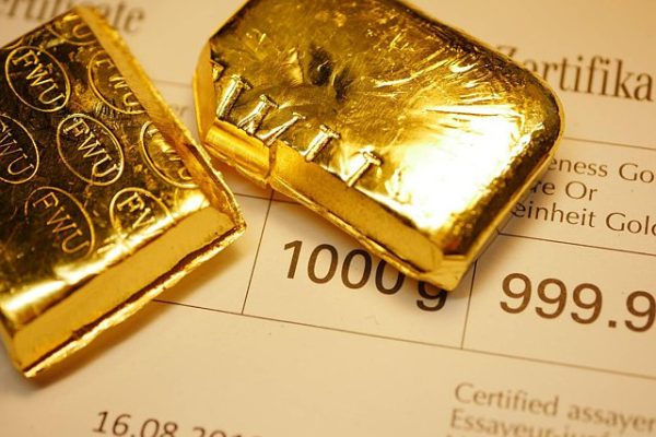 Data AS Mendukung Pemangkasan Suku Bunga Lebih Dalam, Emas Bertahan Dekat Rekor